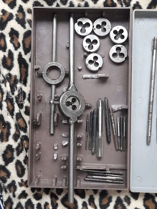 Набор метчиков,плашек.РИС-1.Сделано в ссср.