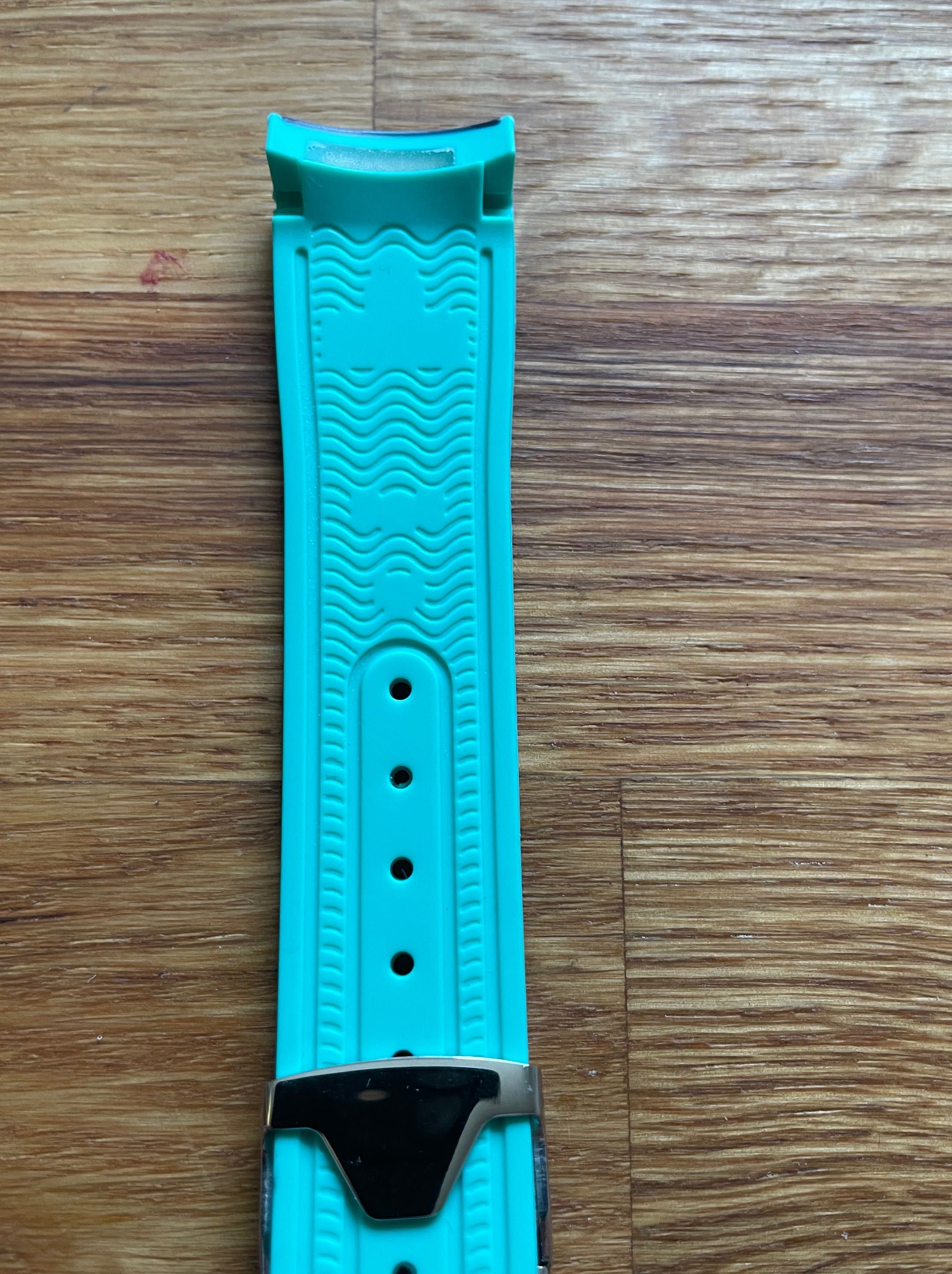 Pasek do zegarka Omega X Swatch z motylkowym zapięciem.
