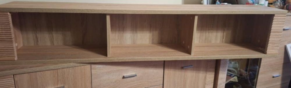 Komody i półka w kolorze dąb sonoma