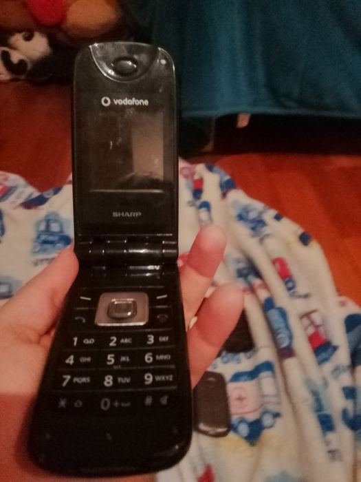 Telefones antigos que funcionam e outros que não funcionam.