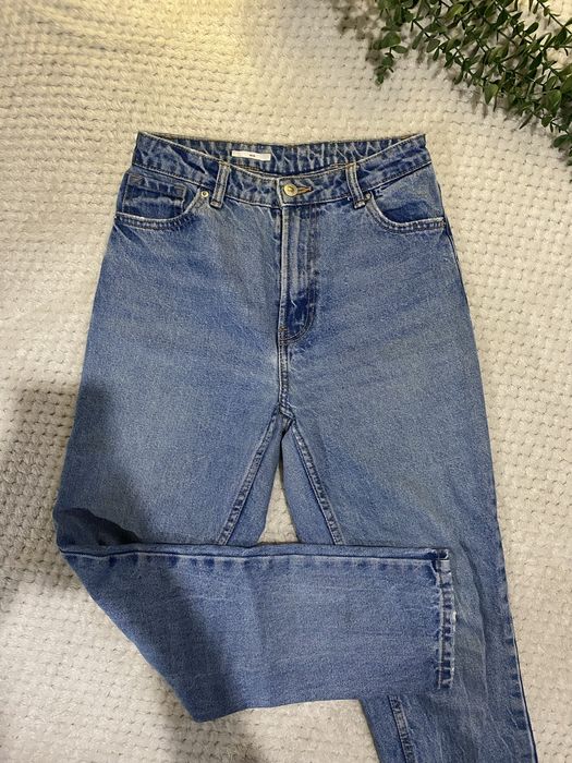 niebieskie jeansy