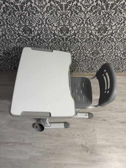 Парта  і стільчик для школярика