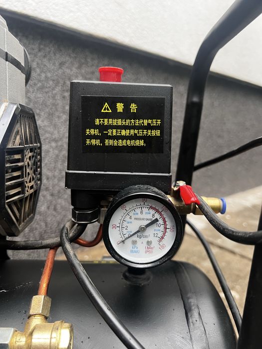 Kompresor bezolejowy 30l, cisnienie 8bar, wydajność 100l/min