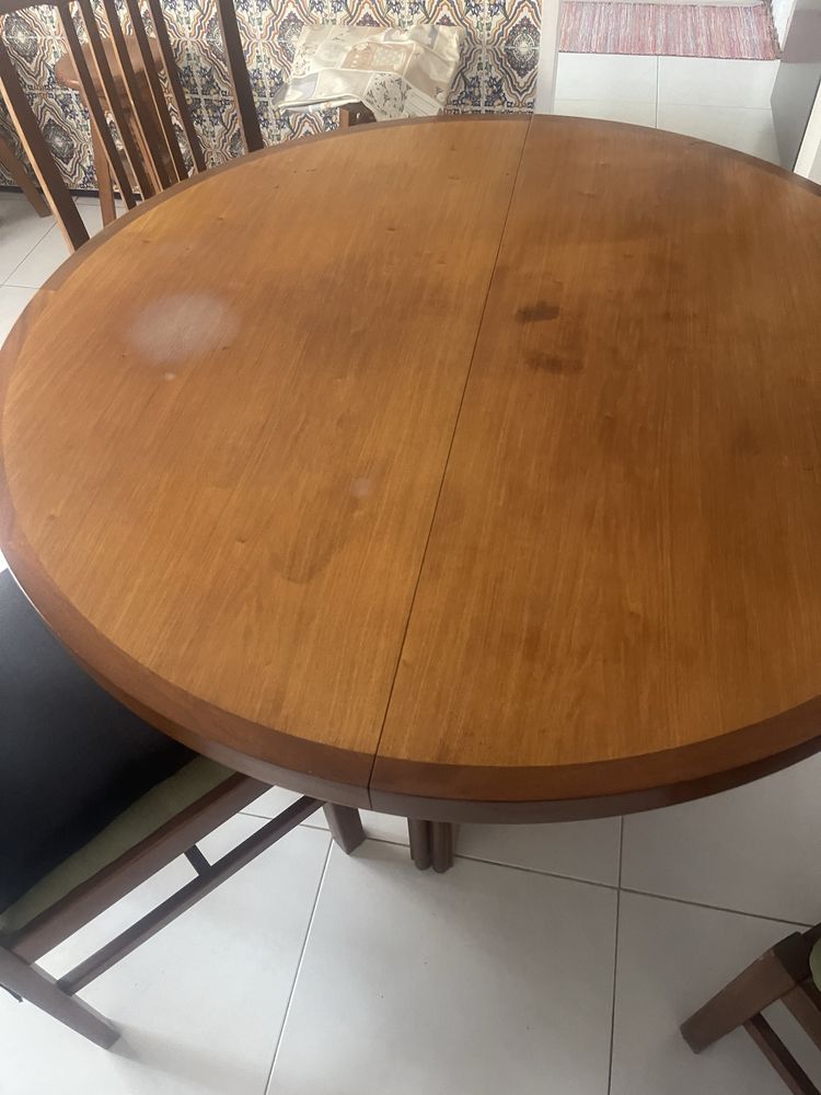 Mesa sala jantar  pinho macico com 4,cadeiras todas  sem nada apontar