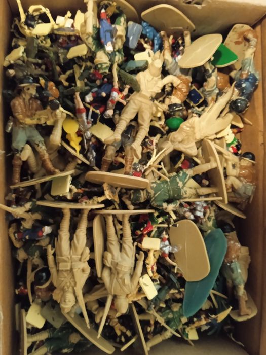 Soldados miniaturas de plástico e berlindes