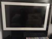 TV SONY 43' com moldura em branc