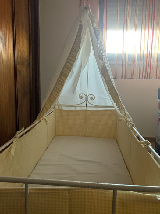Berço antigo em ferro pintado