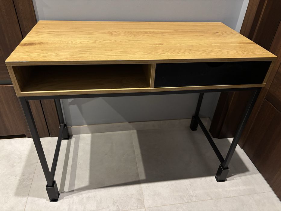 Biurko z wysuwaną szufladą
