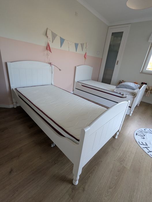 2 camas individuais com colchão e cama gavetão