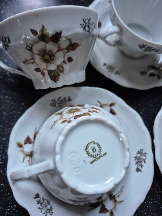 Bolesławiec Filiżanki porcelanowe ze spodeczkami