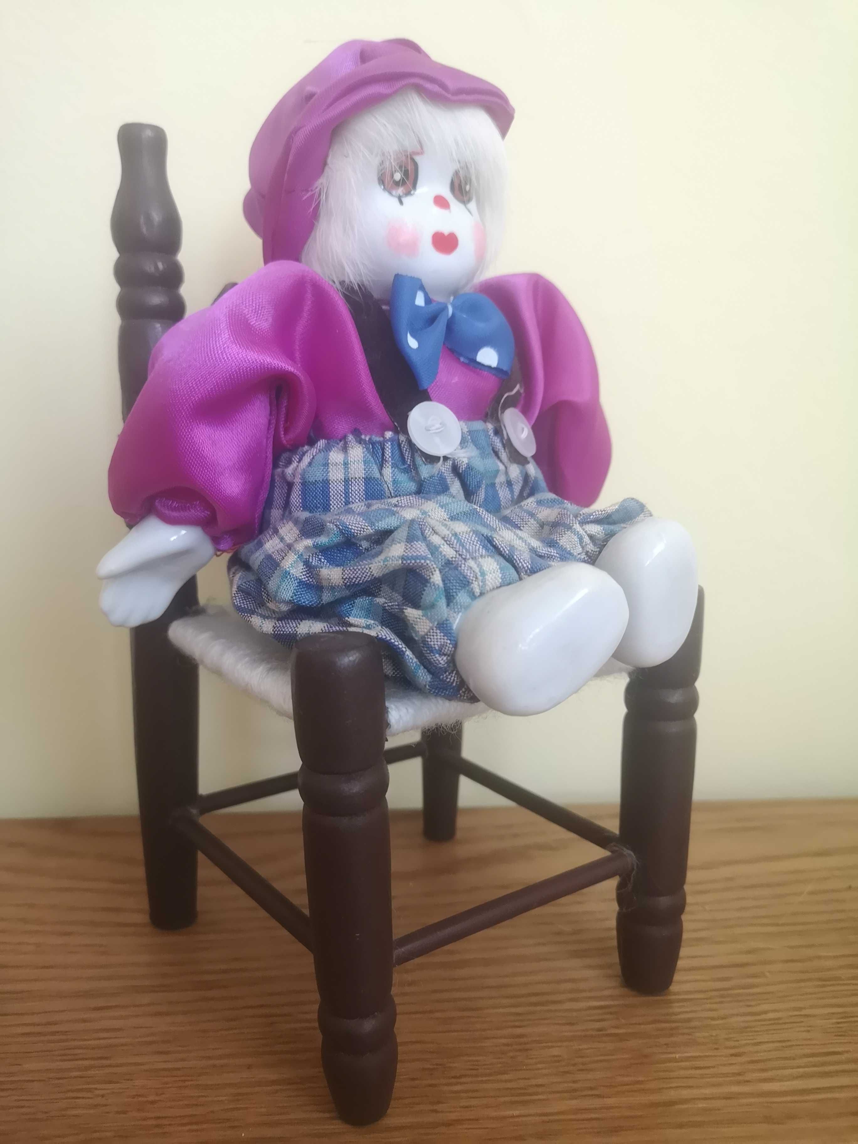 Lalka z porcelany / lalka porcelanowa na krzesełku