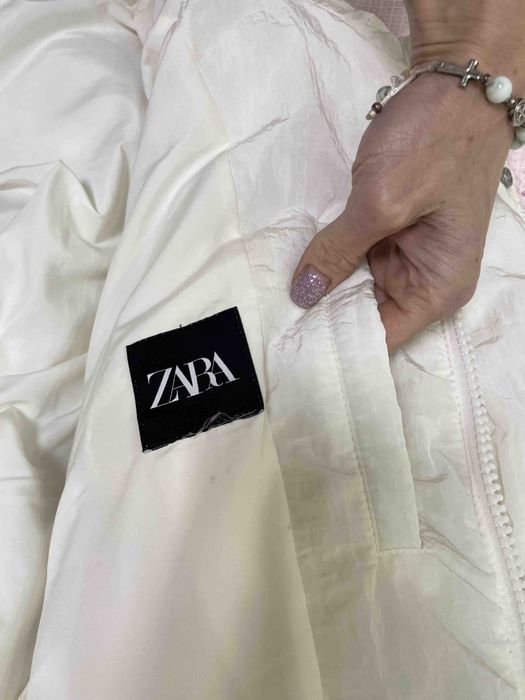 Пуховик біло-молочний бренд  Zara