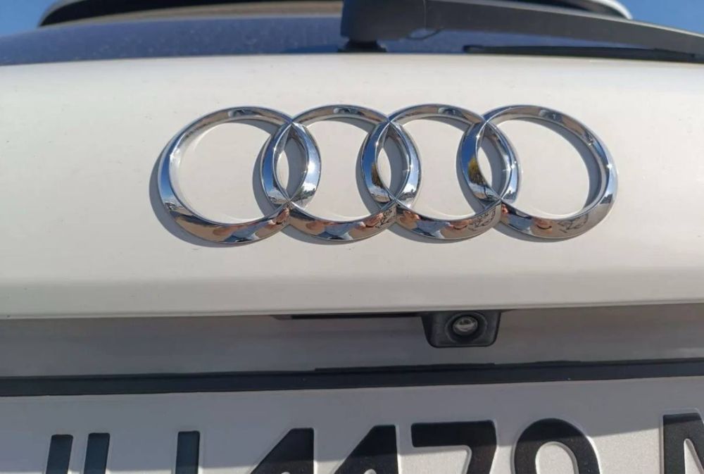 Автомобиль AUDI Q 3