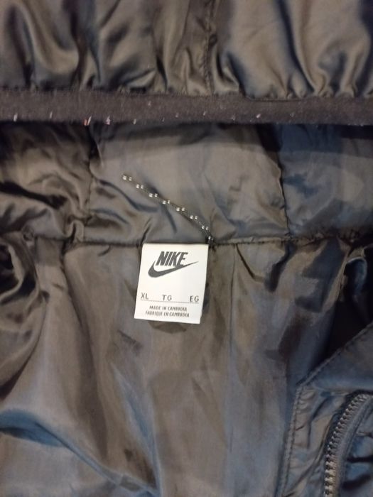 Продам чоловічу зимову куртку чорного кольору Nike