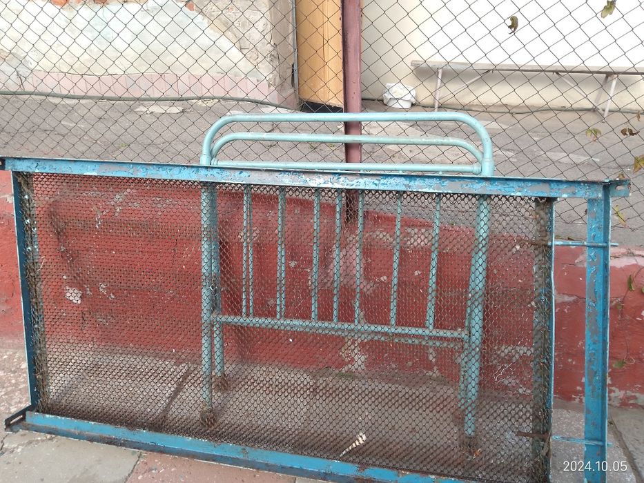 Залізне радянське ліжко