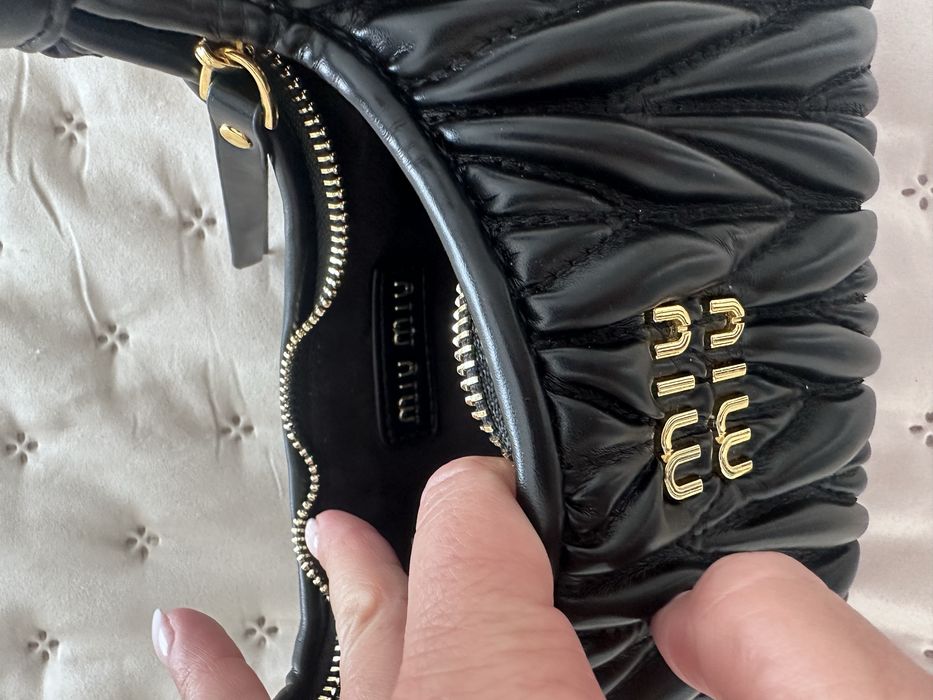 Carteira/ Bolsa/ clutch miu miu preta