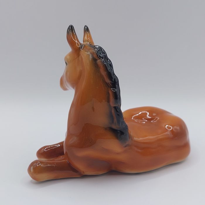 Figurka porcelanowa leżący koń