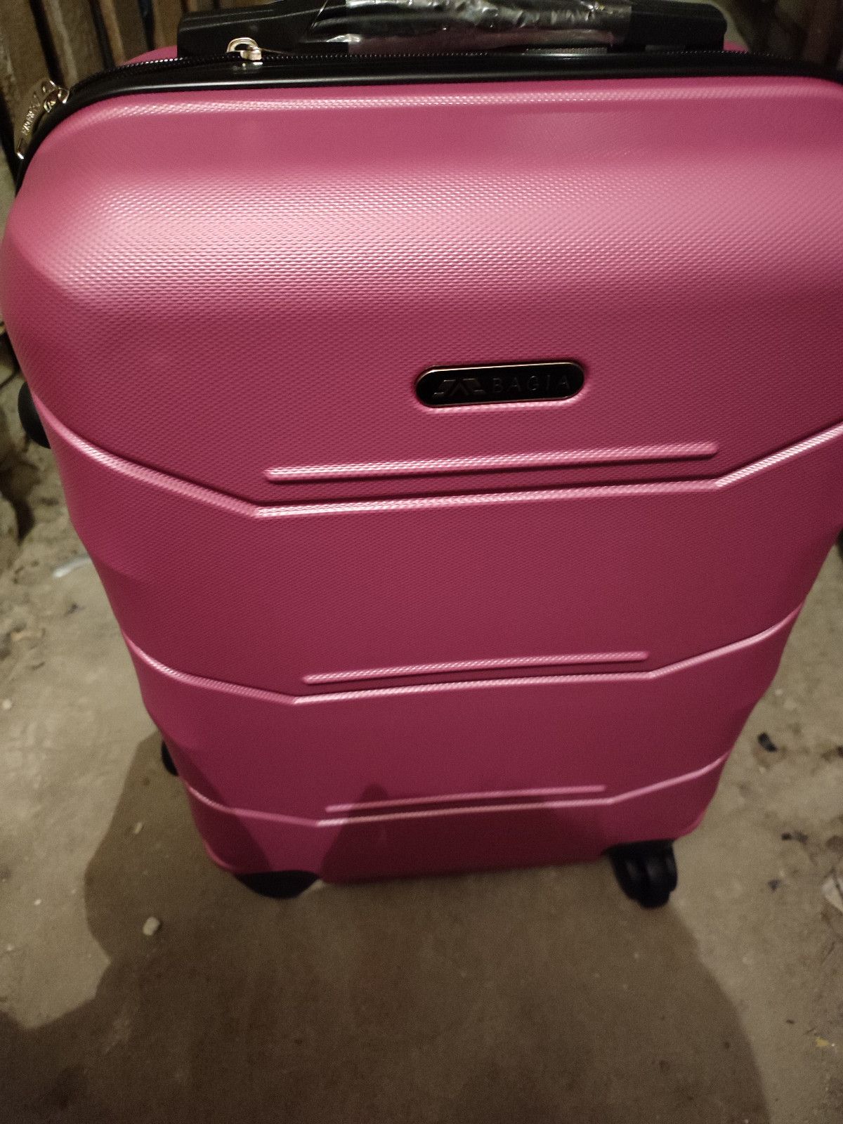 Nowa różowa walizka podróżna