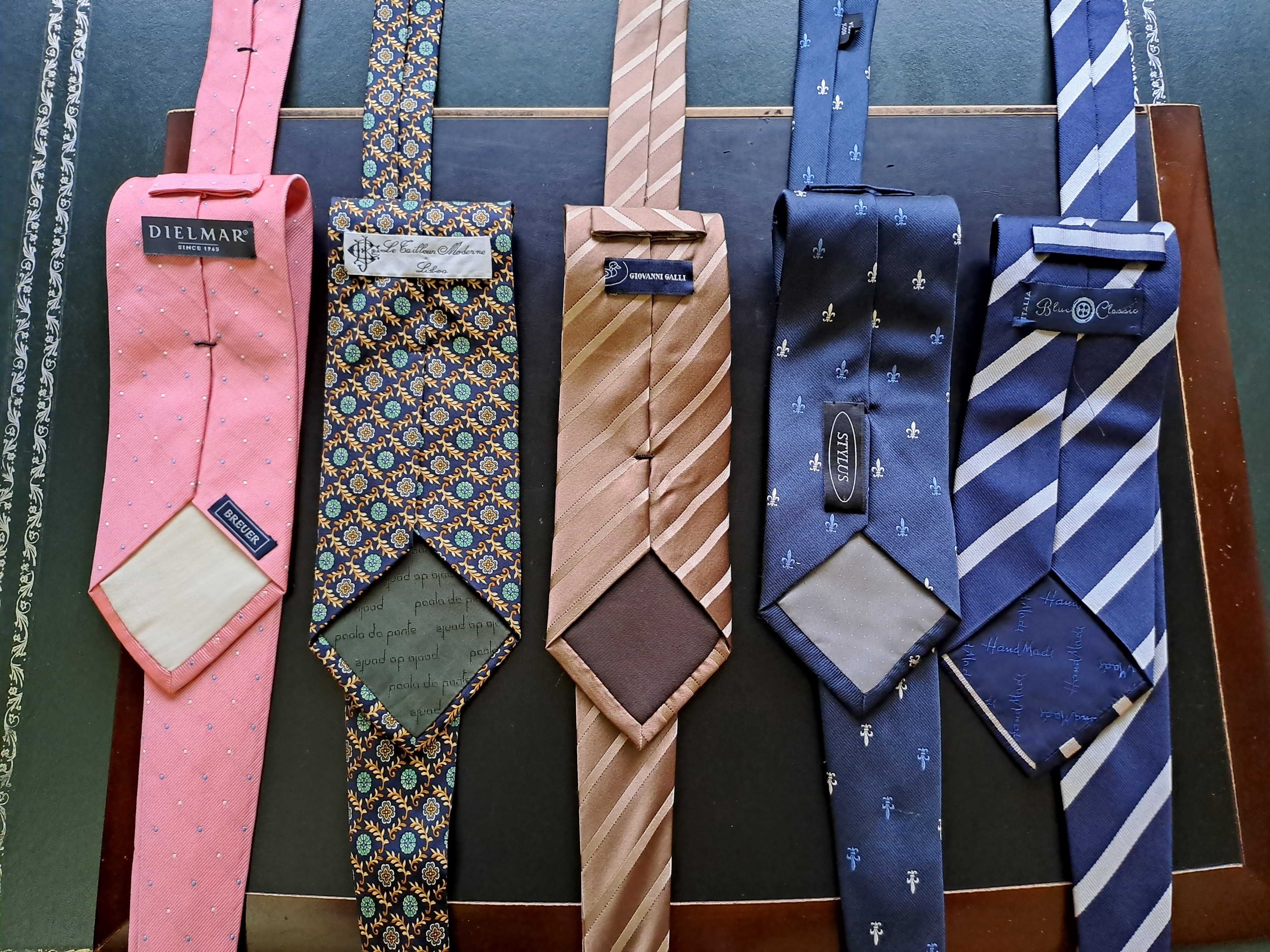 Gravatas de várias marcas - padrões e cores diversos