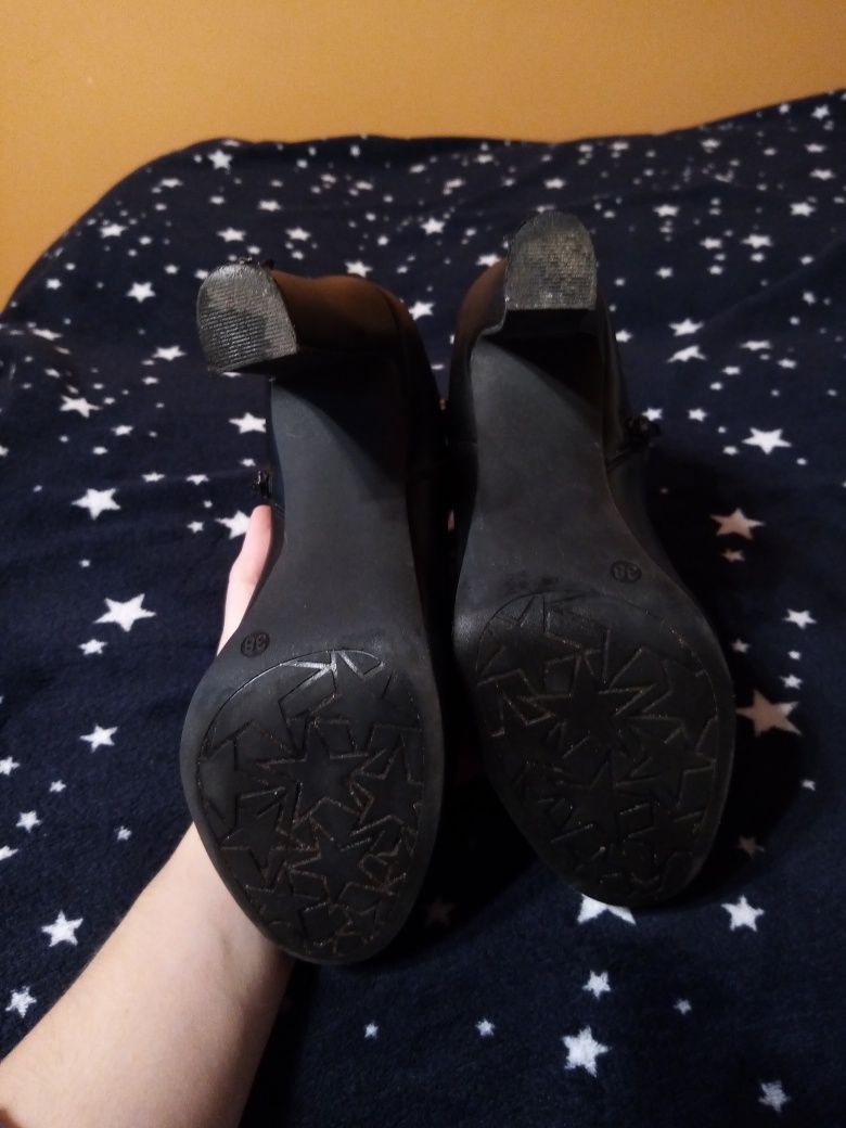 Buty na słupku czarne