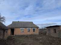 Продам будинок, цегла є гараж та літня кухня, від міста 30км