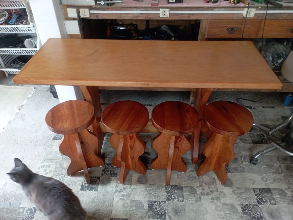 Mesa mais 4 bancos 150€ negociável