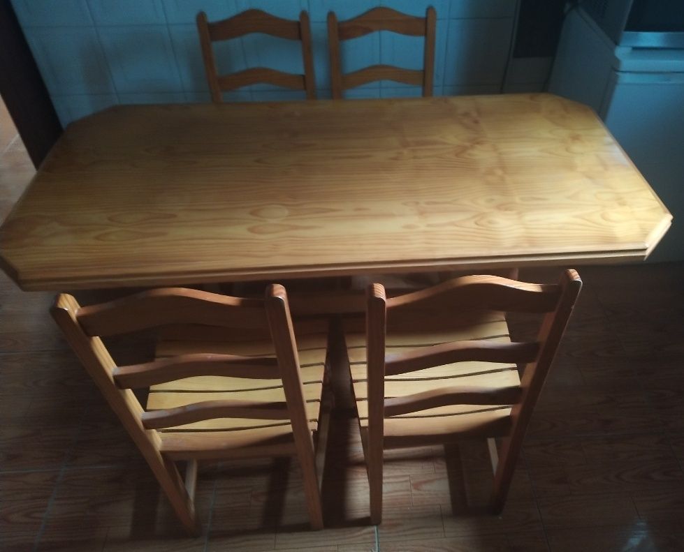 Mesa de jantar em madeira clara (155x75x75) + 4 cadeiras