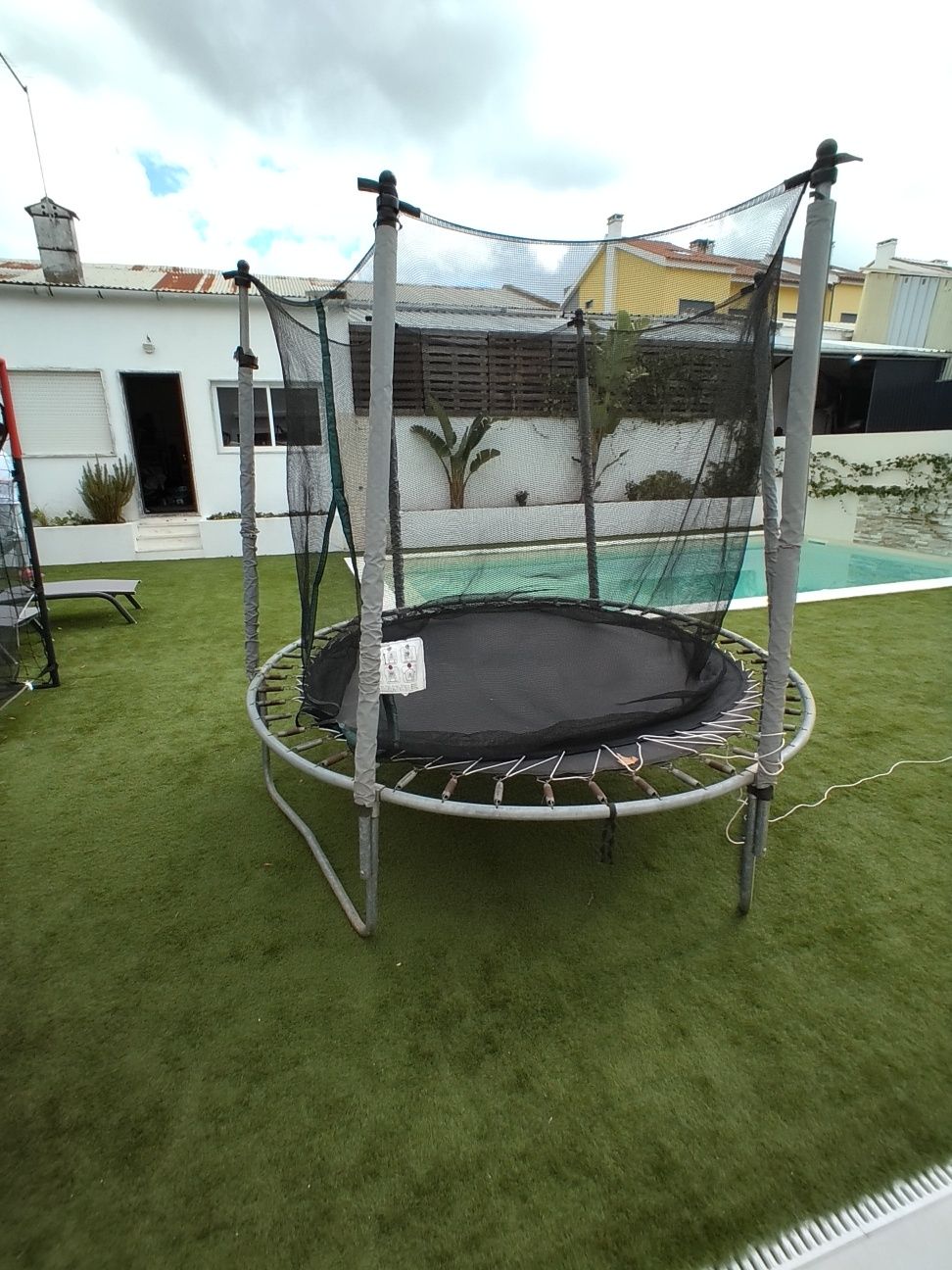 Robot de piscina, chapéus de sol e motor portão seccionado