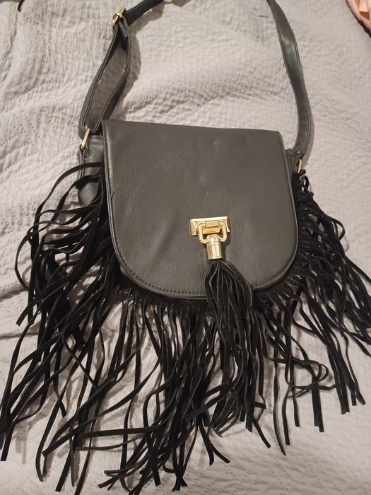 Torebka czarna listonoszka dlugi pasek z frędzlami