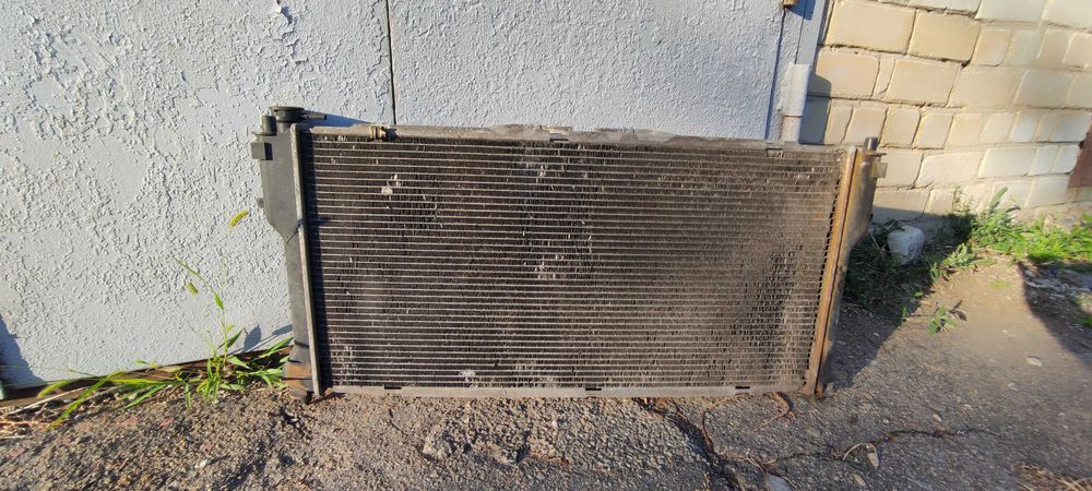 Продам радиатор охлаждения б/у на mazda 626