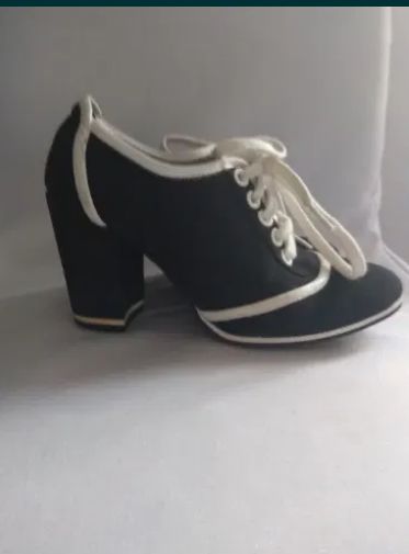 Buty damskie na obcasie na słupku wiązane czarne materiałowe Bianco 36
