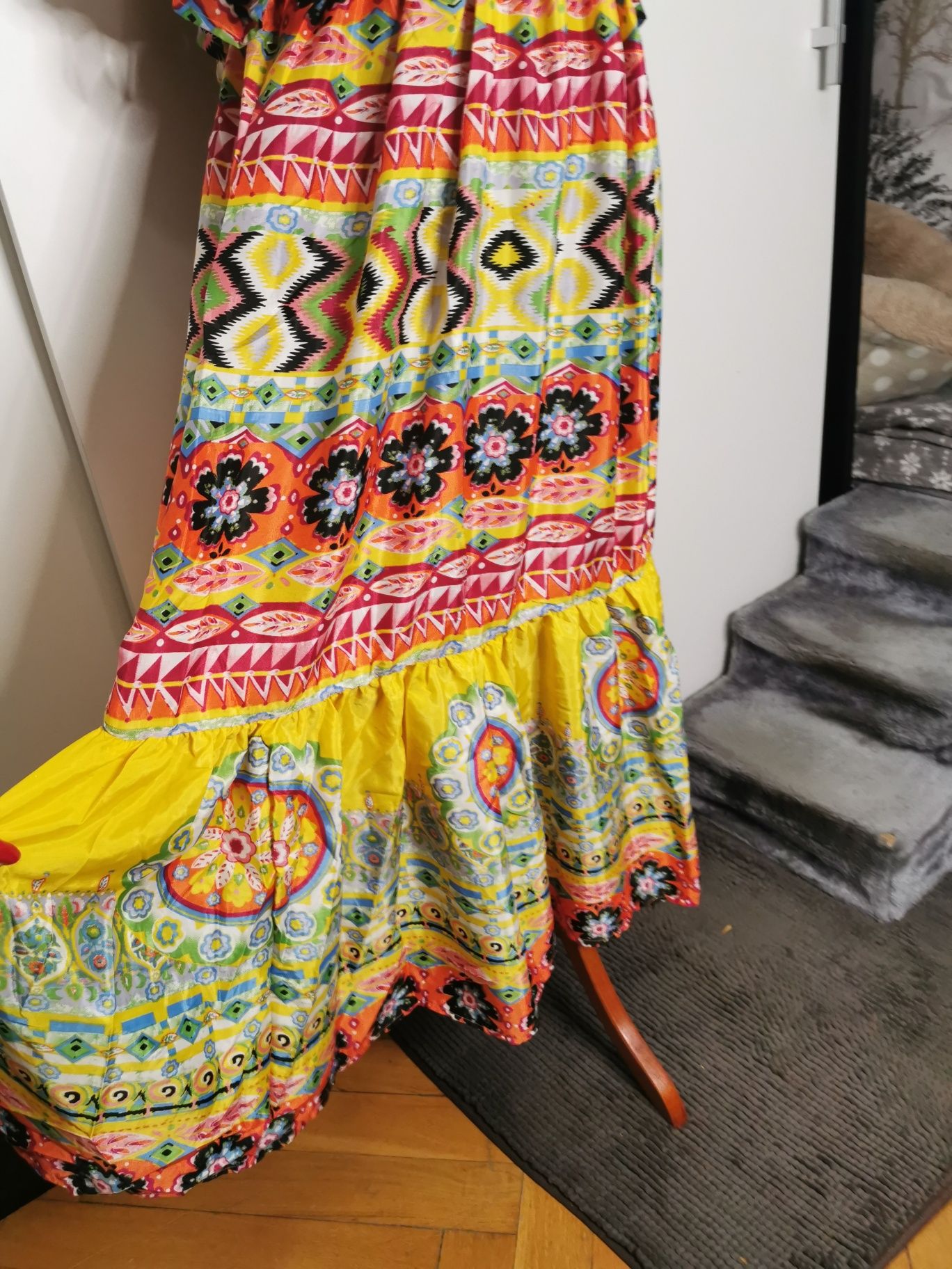 Śliczna jedwabna kolorowa sukienka indyjska na ramiączka jak hiszpanka