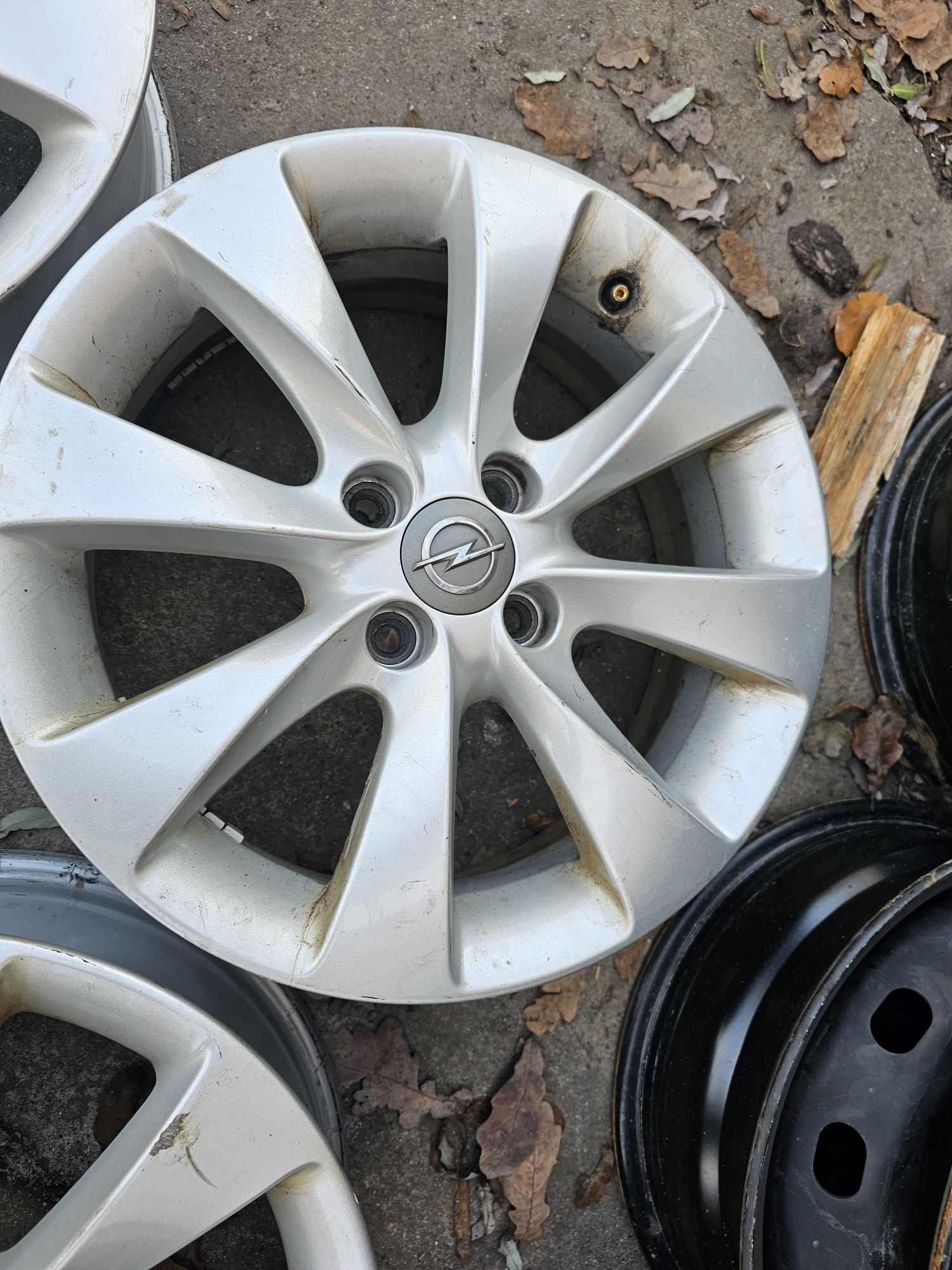 Felgi aluminiowe 16 4x100 et 40 6J Opel Corsa z czujnikami ciśnienia