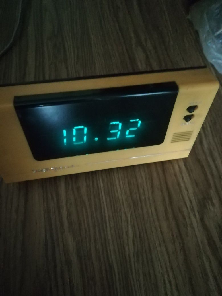 Zabytkoway zegar-budzik, żółty, radziecki Elektronika 6.15 - 02