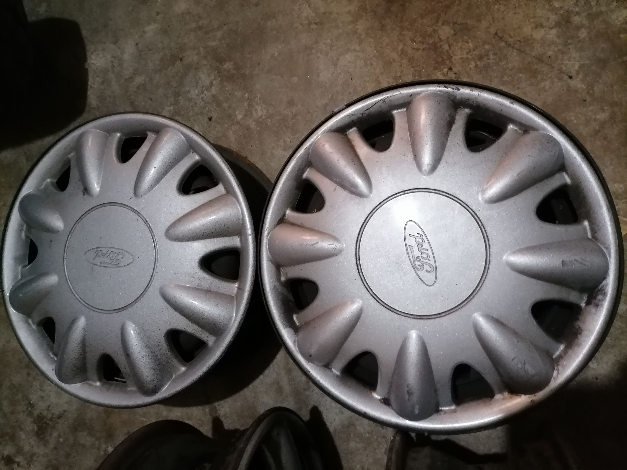 Jantes de ferro em preto com tampão Ford