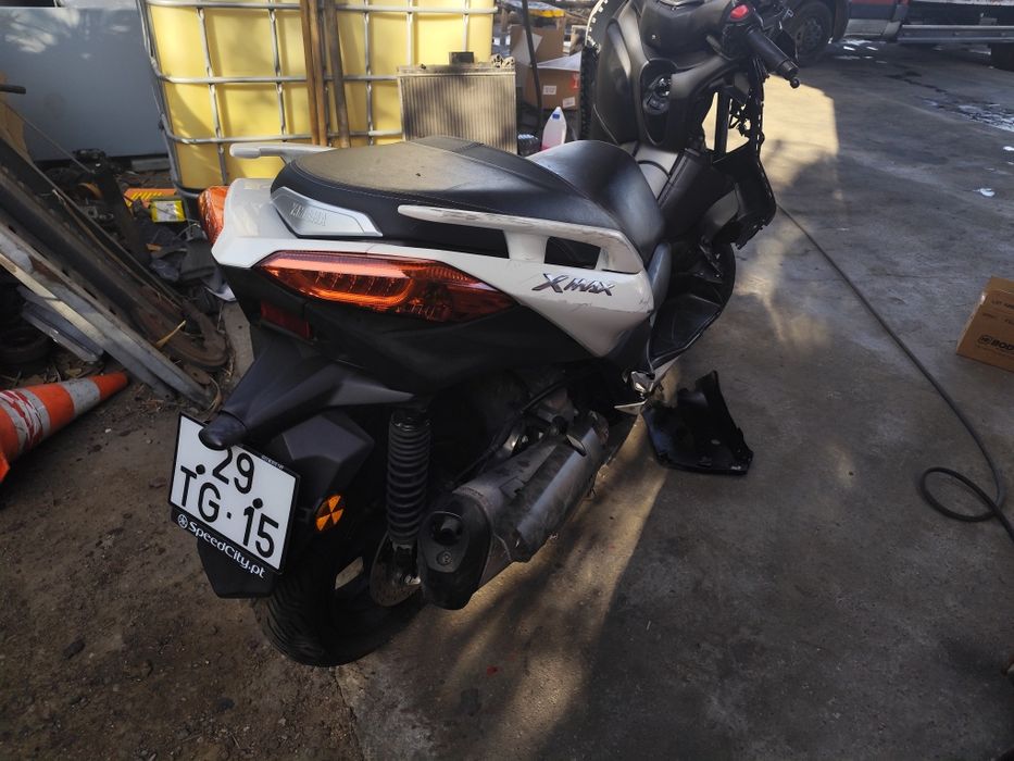 Yamaha XMAX 300 acidentada