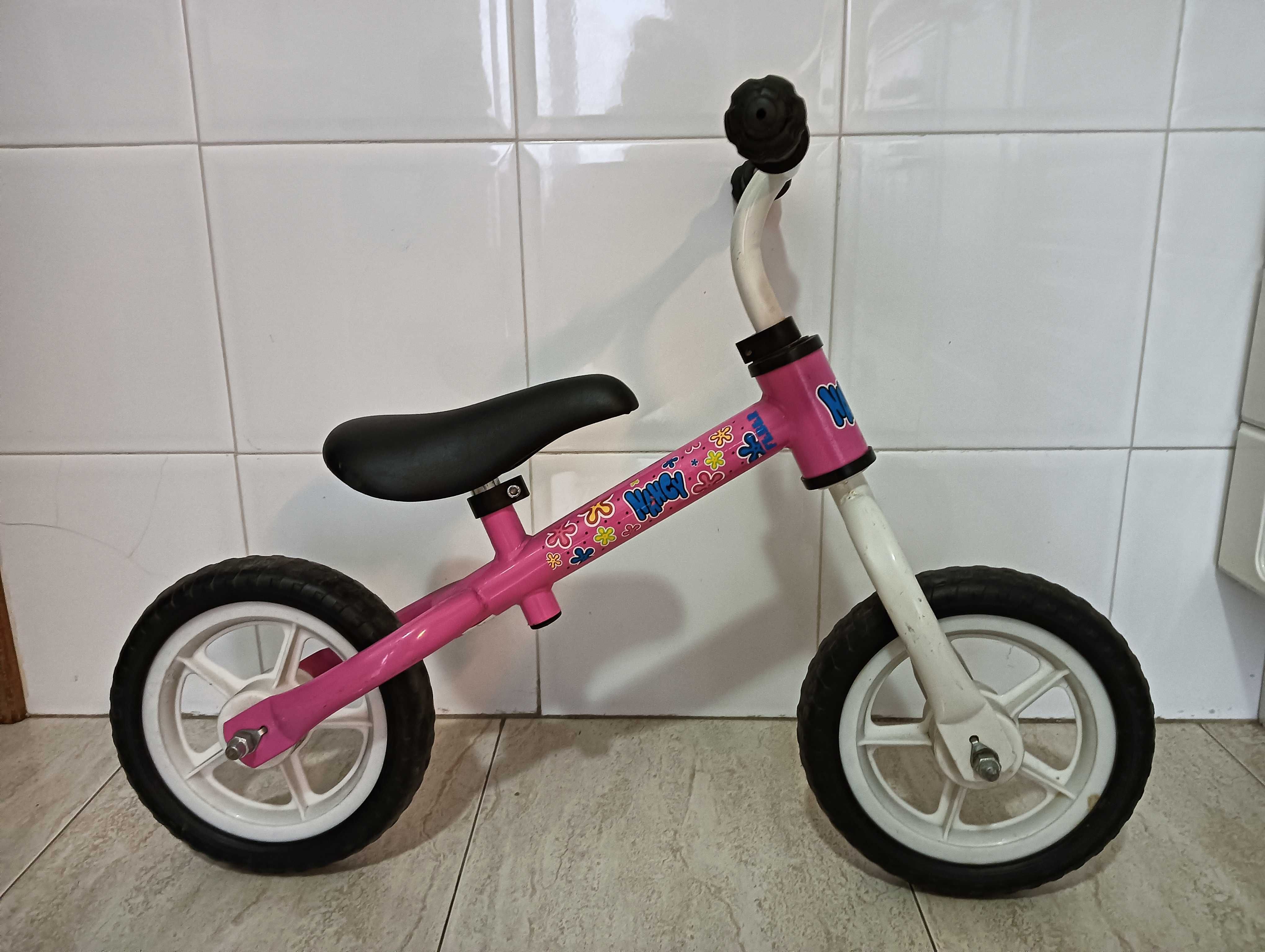 Bicicleta sem pedais de menina