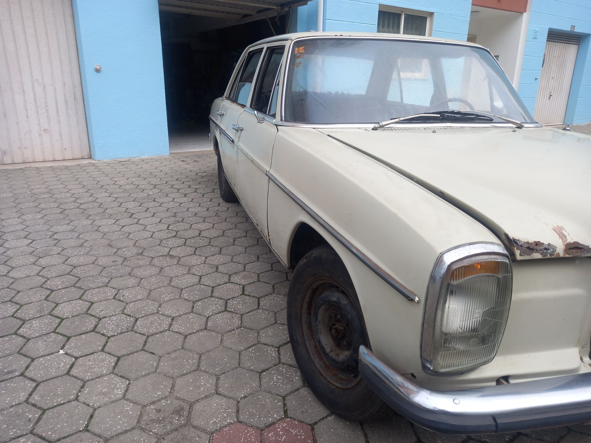 Mercedes w115 de 1971, primeira serie