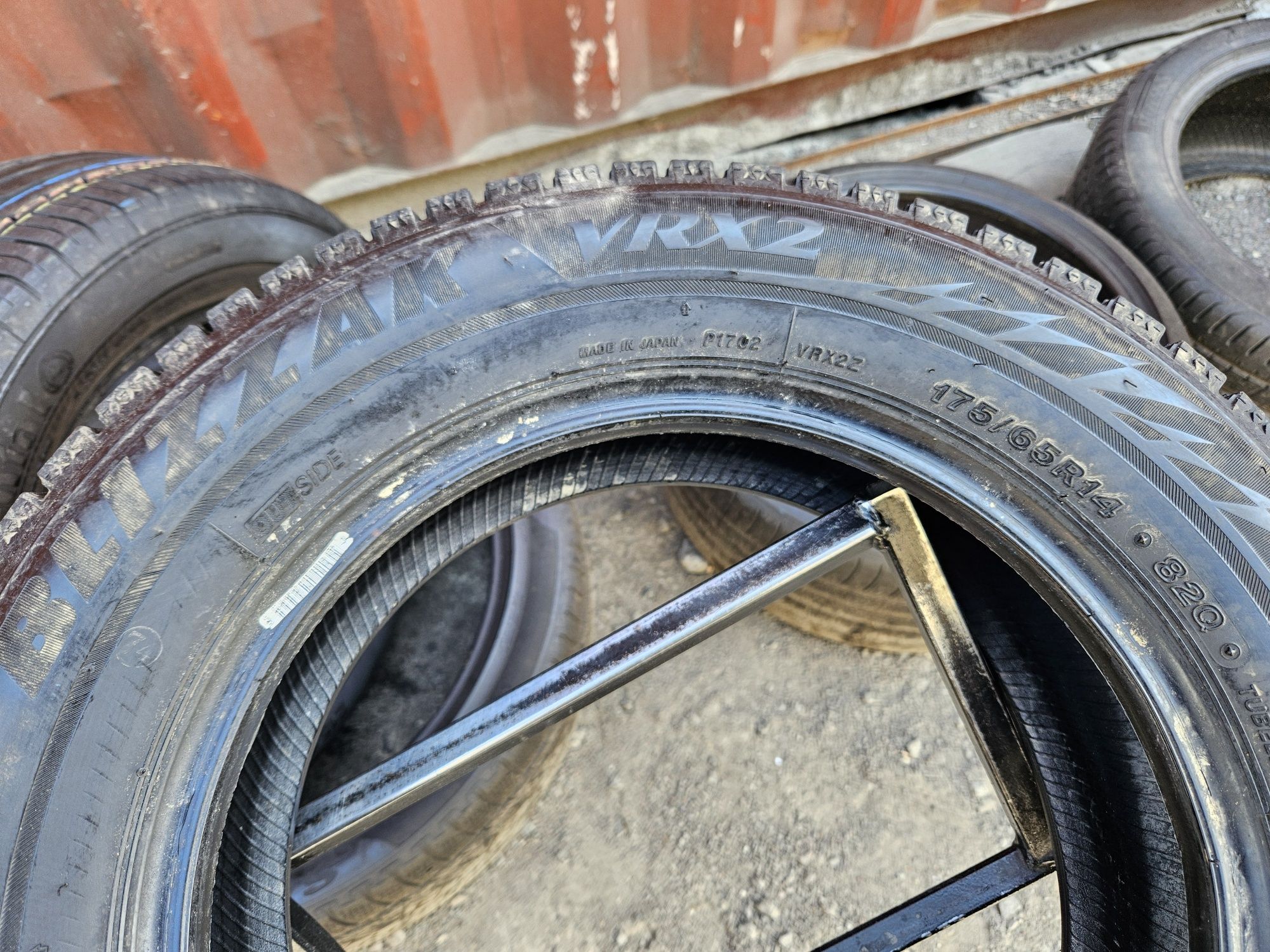 Шины БУ 175 65 R 14 Bridgestone blizzak vrx2 комплект зима