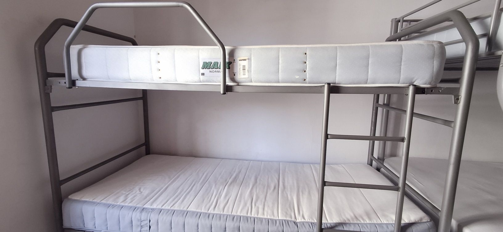 Cama beliche com calçado
