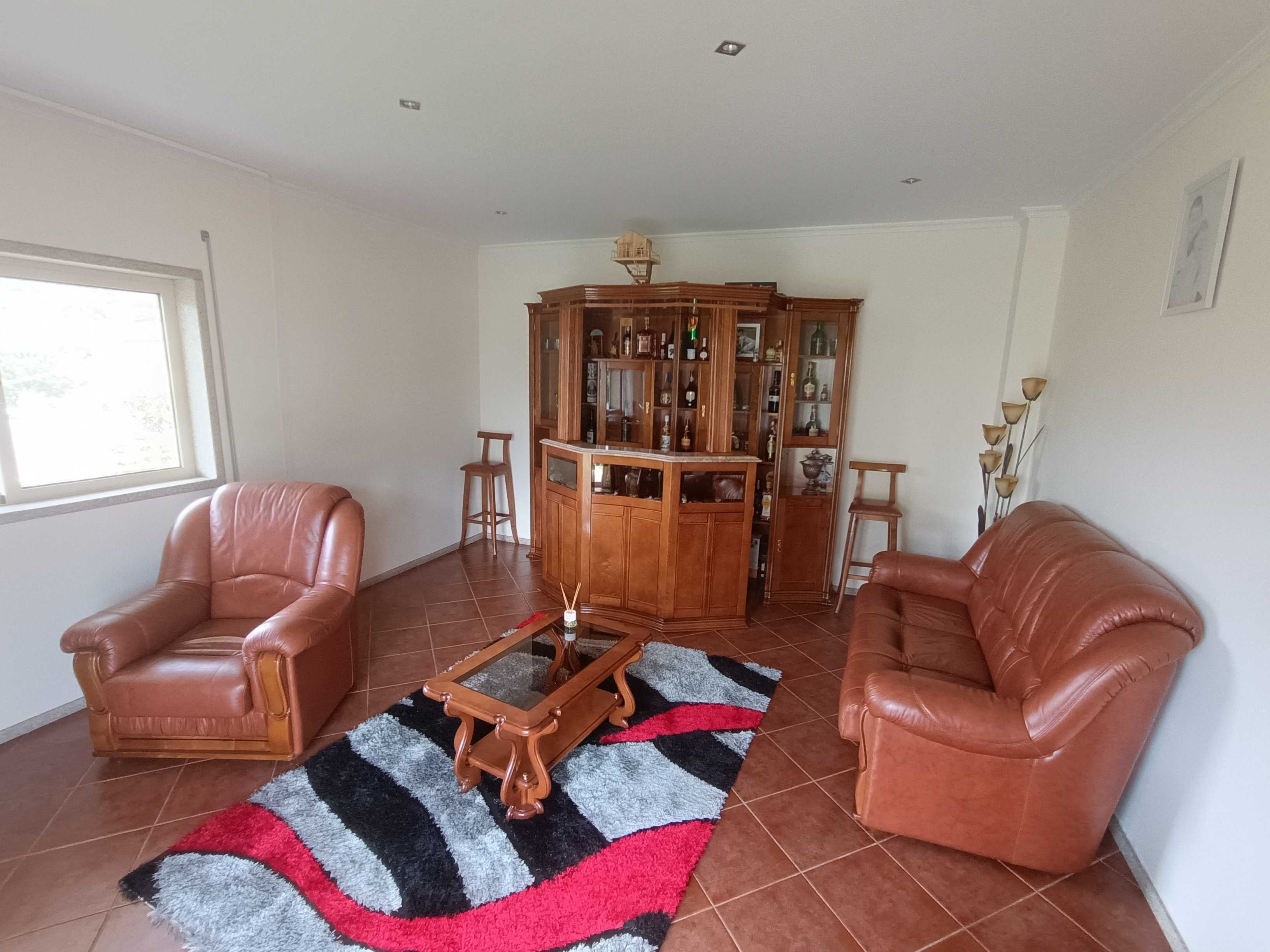 Sala com sofás, bar e móveis