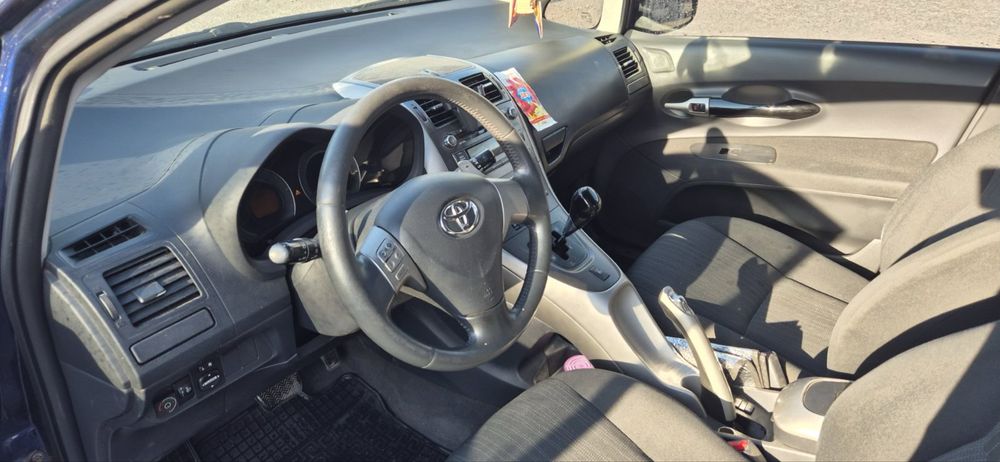 Тойота Ауріс 1.6 Автомат