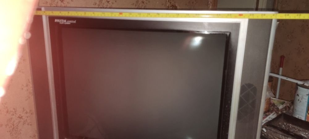 Телевізор RAINFORD великий.