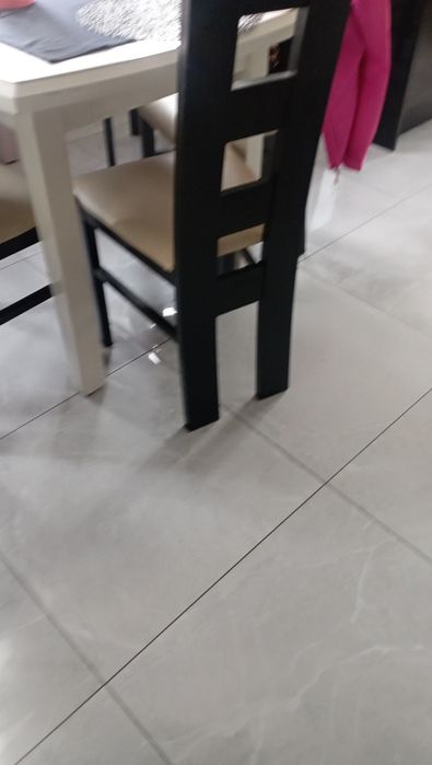 6 krzeseł i stół do