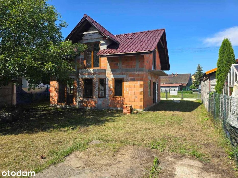 DOM w stanie surowym zamkniętym. Działka z linią brzegową.