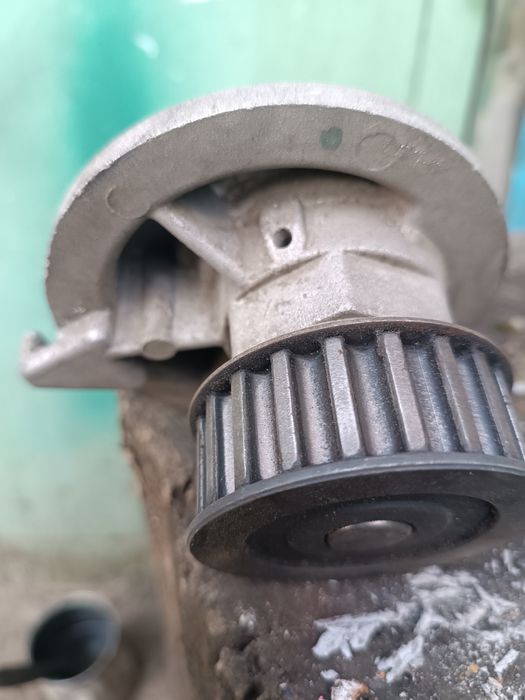 Помпа Опель кадет 1.8 бензин