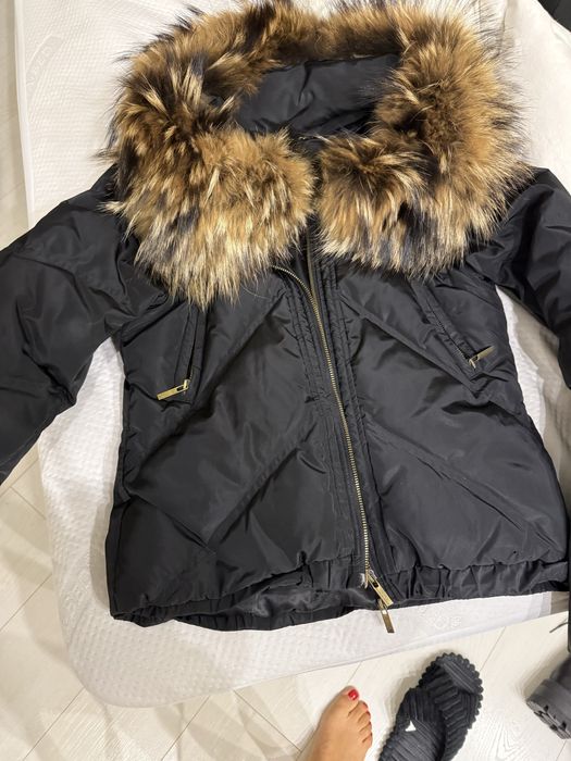 Куртка зимняя продам черная натуральный мех енот