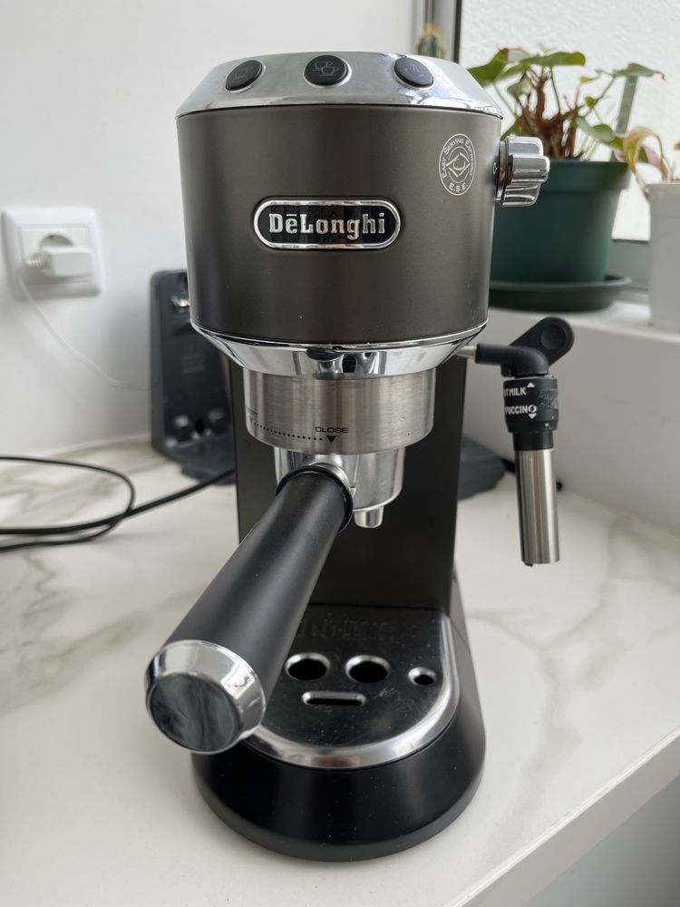 Cafetera Delonghi Dedica