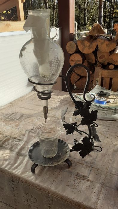 Karafka do wina na metalowy stojaku