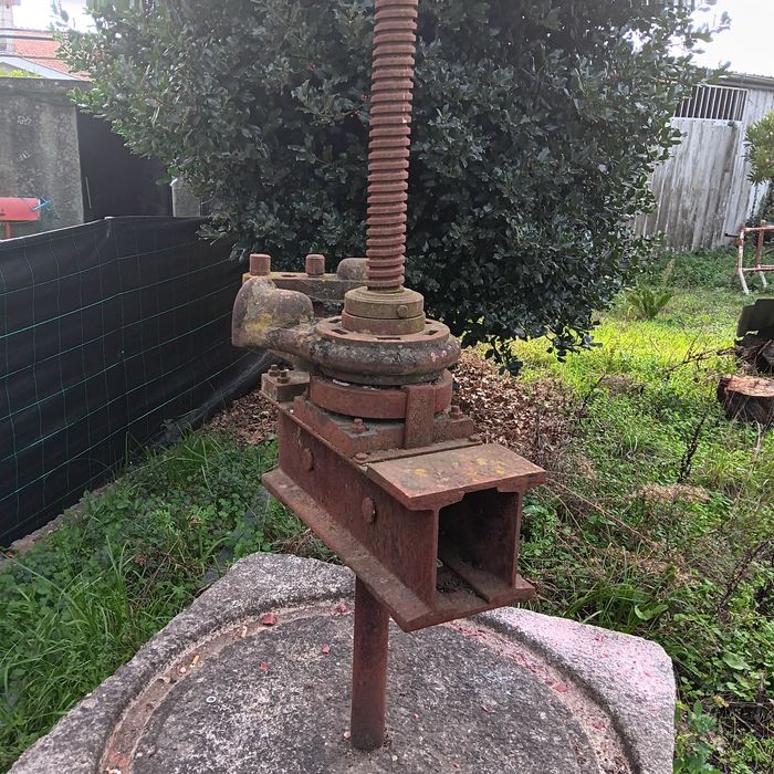 Base em pedra com estrutura metalica para jardim